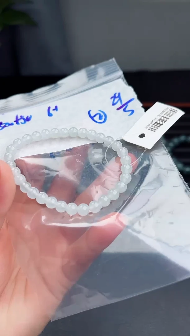 定制翡翠未镶嵌毛货需精细抛光，拍一发一