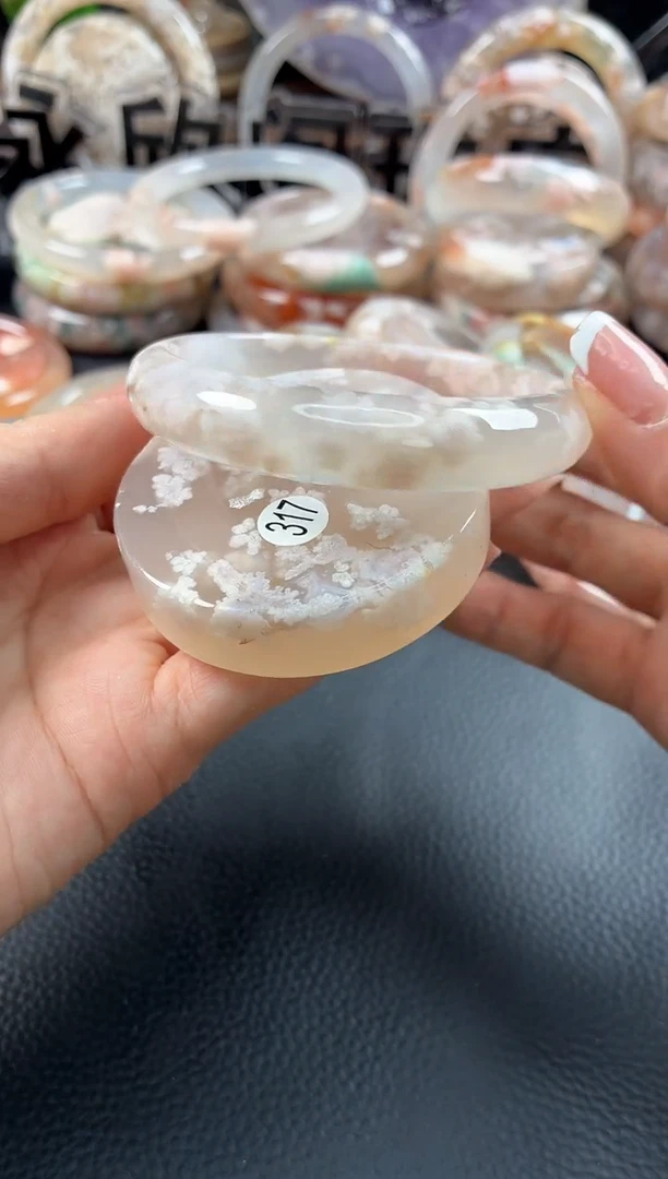 未镶嵌手镯（圆镯）石英质玉57