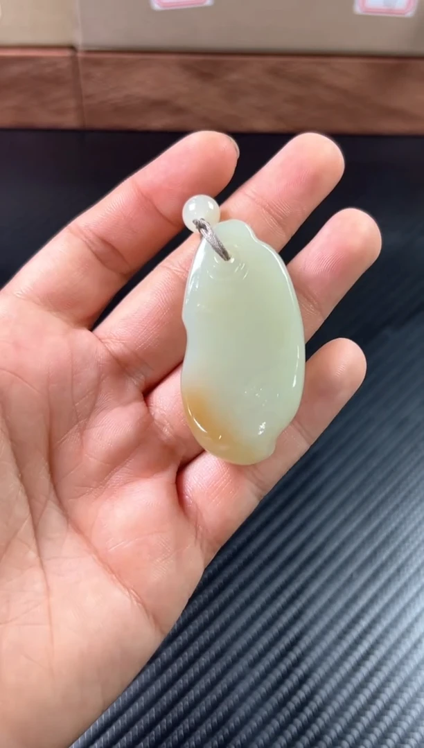 吊坠(赠链)未镶嵌和田玉若羌微色差