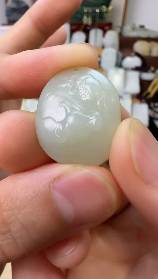 和田玉未镶嵌颈饰牛