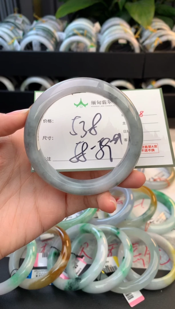 未镶嵌定制翡翠毛货需精细抛光+多人