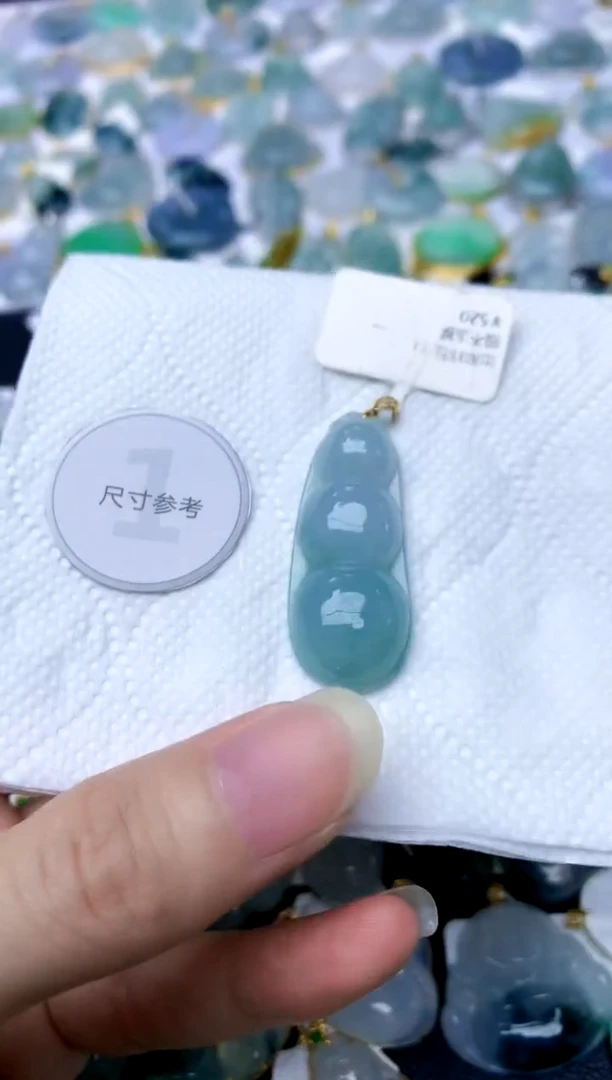 颈饰18K金镶嵌翡翠天然A货翡翠