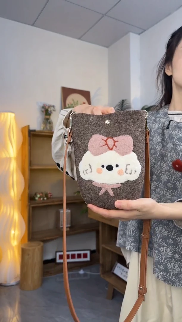 羊毛非遗纯手工包  手机包小狗
