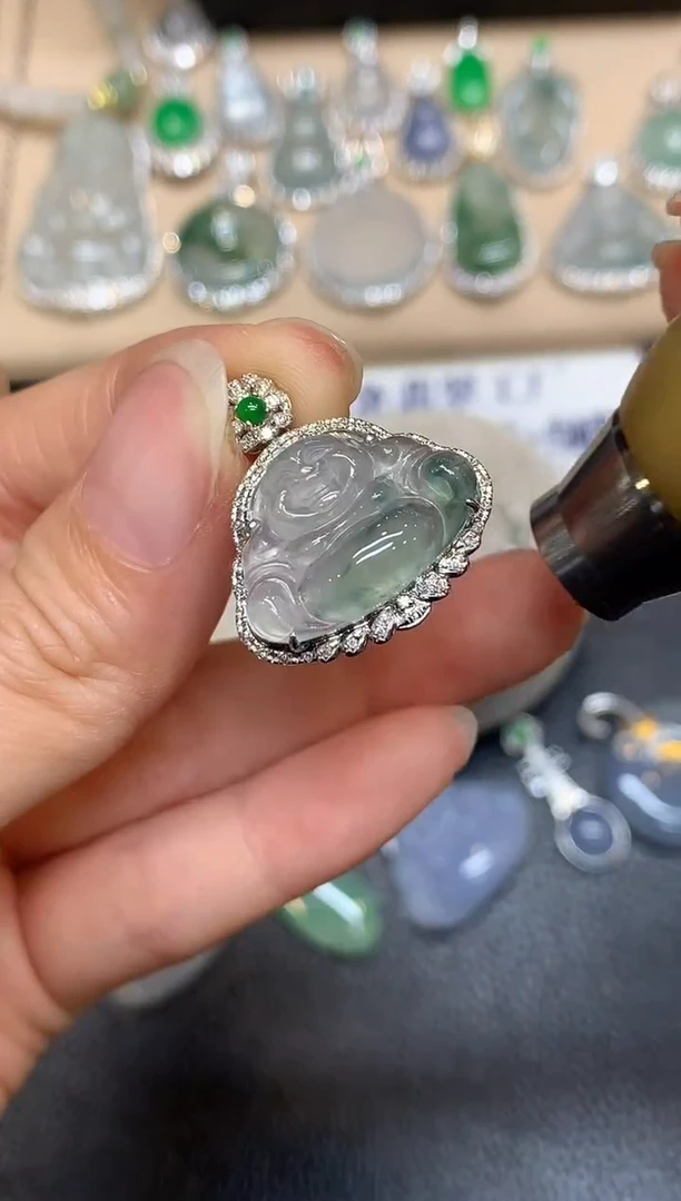 颈饰18K金镶嵌翡翠佛公【无服务费