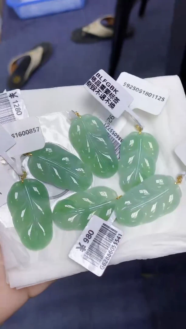 翡翠18K金镶嵌颈饰天然缅甸翡翠A货多样性发其一