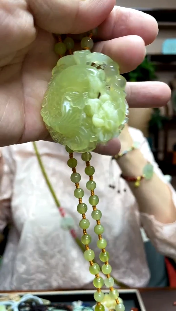 岫玉未镶嵌吊坠·