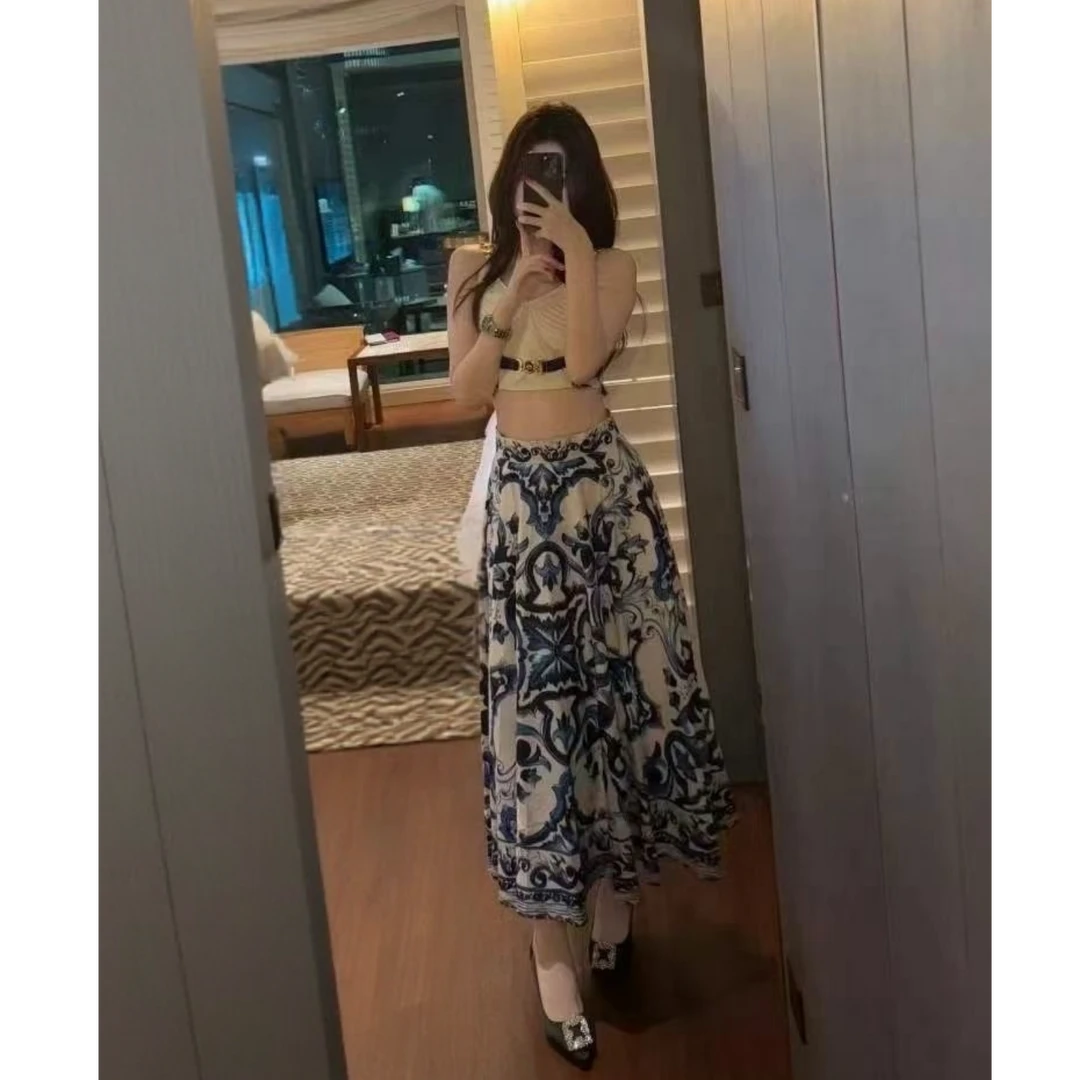 夏季高级感套装女休闲度假金属扣性感吊带上衣配民族风印花半身裙