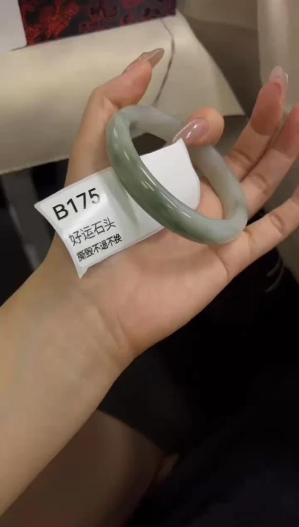 未镶嵌手镯石英质玉微瑕b175