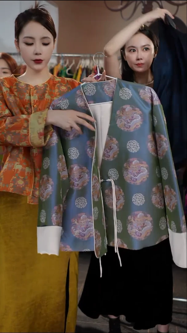 蓝团龙狮子V领外套