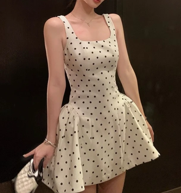 显瘦吊带蓬蓬裙收腰气质高腰连衣裙名媛无袖方领