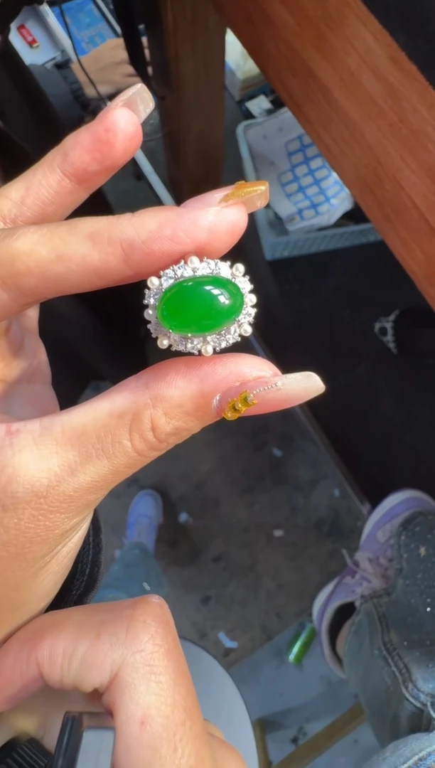 未镶嵌定制翡翠翡翠A货有轻微色差属于正常现象，戒指多样性发货1