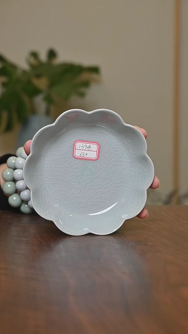 68#莲瓣盘 月白釉 微瑕 朱家汝窑款
