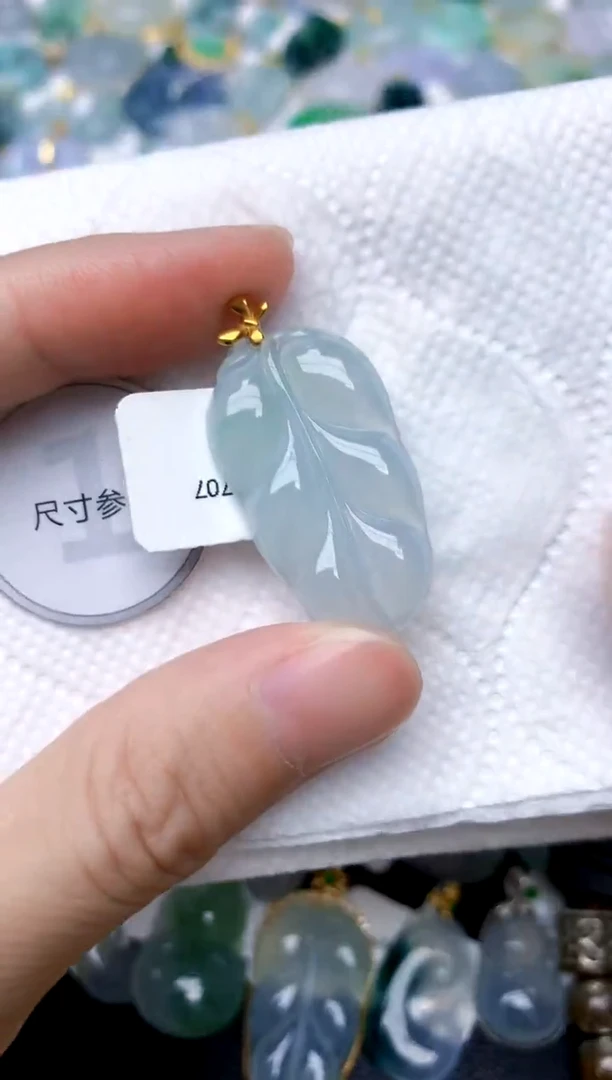 颈饰18K金镶嵌翡翠天然A货翡翠