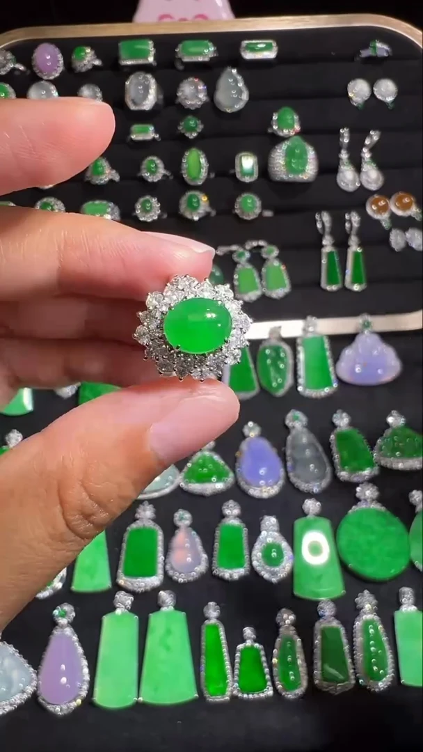 18K金镶嵌挂件翡翠戒指