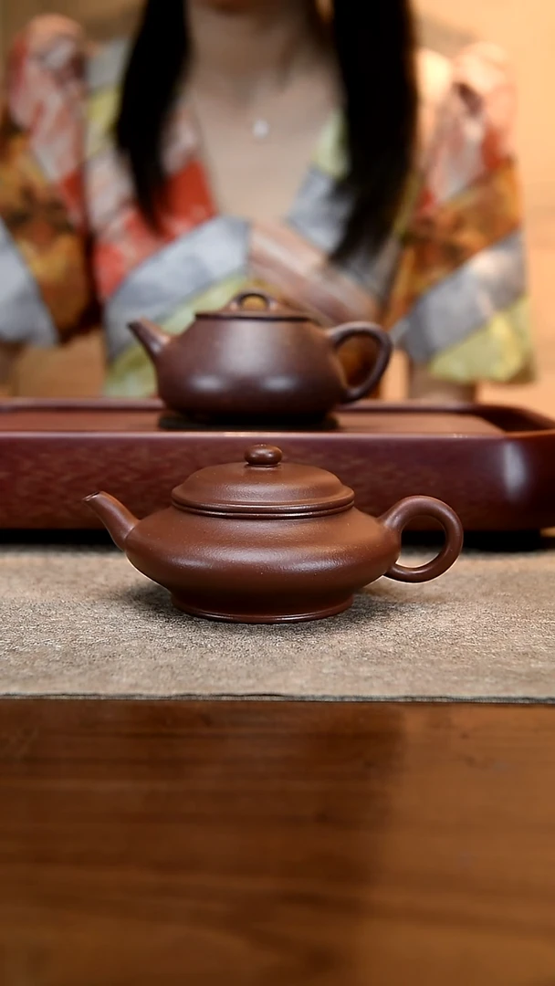 茶壶紫砂任备安老师门下万宇翱作品紫泥虚扁壶