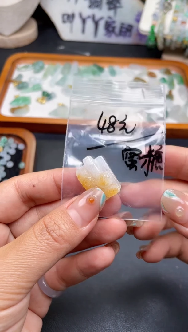 颈饰未镶嵌翡翠蜜**了天然翡翠14