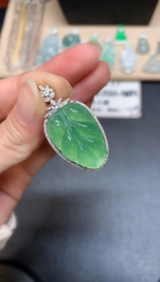 【闪购商品】翡翠颈饰18K金镶嵌树叶【无服务费