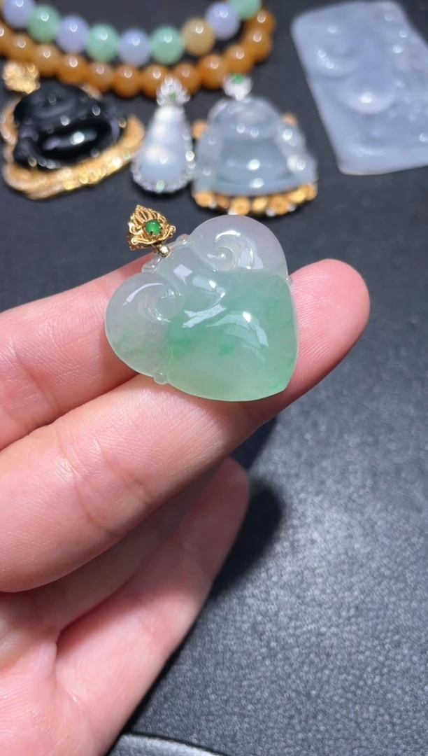 颈饰18K金镶嵌翡翠21