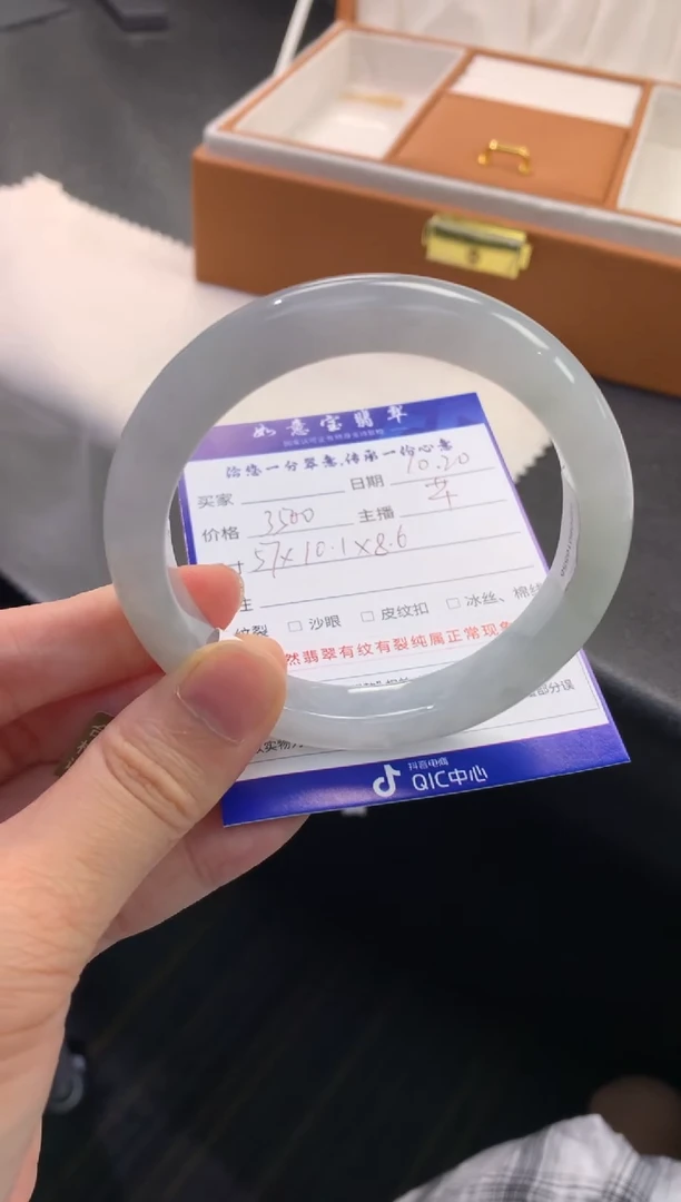 未镶嵌手镯翡翠退货需手镯吊牌标签完好