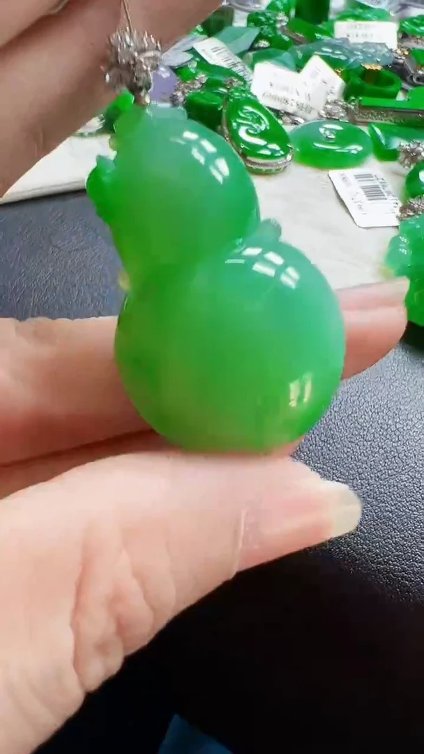 颈饰18K金镶嵌翡翠葫芦