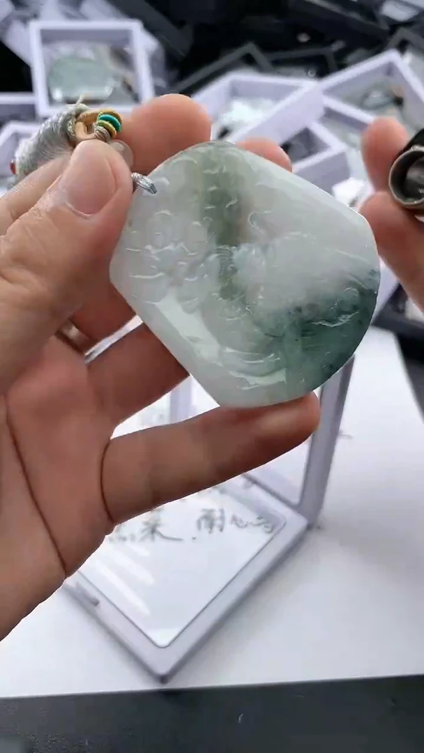 翡翠未镶嵌颈饰..../7/23/ 60