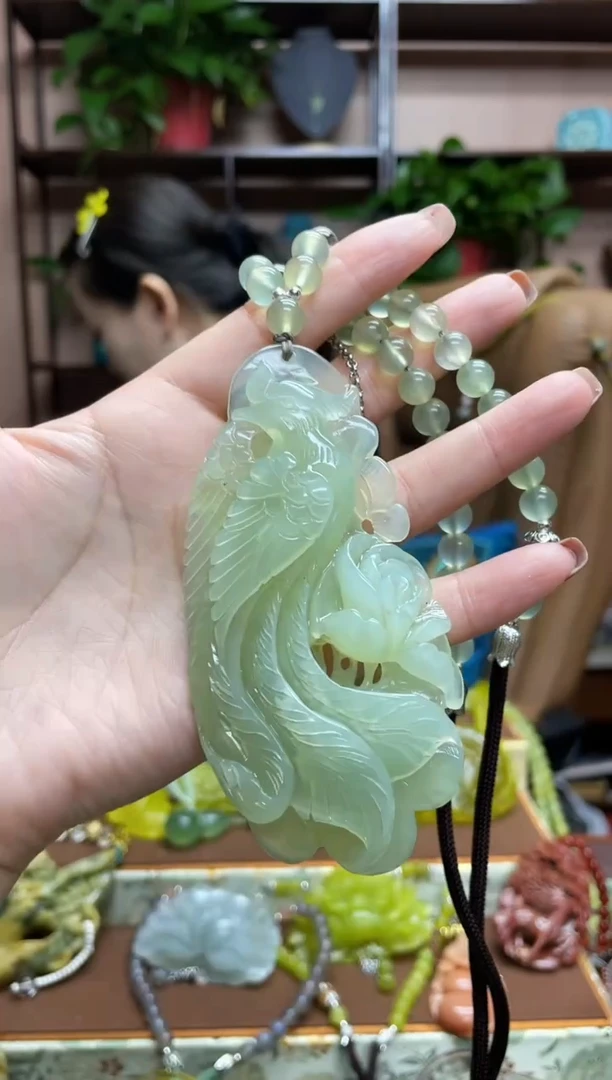 未镶嵌蛇纹石玉颈饰由****?·