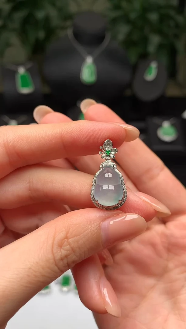 颈饰18K金镶嵌翡翠葫芦