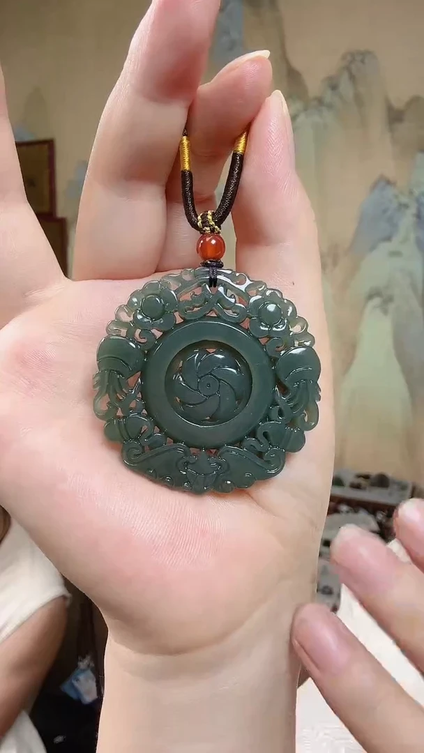 和田玉未镶嵌颈饰.