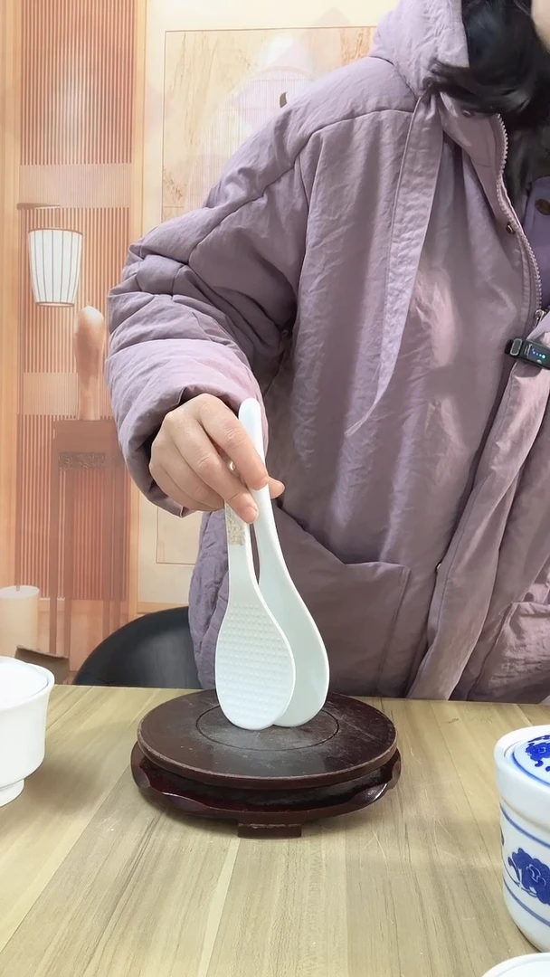 白瓷大汤勺1个，米饭铲1个