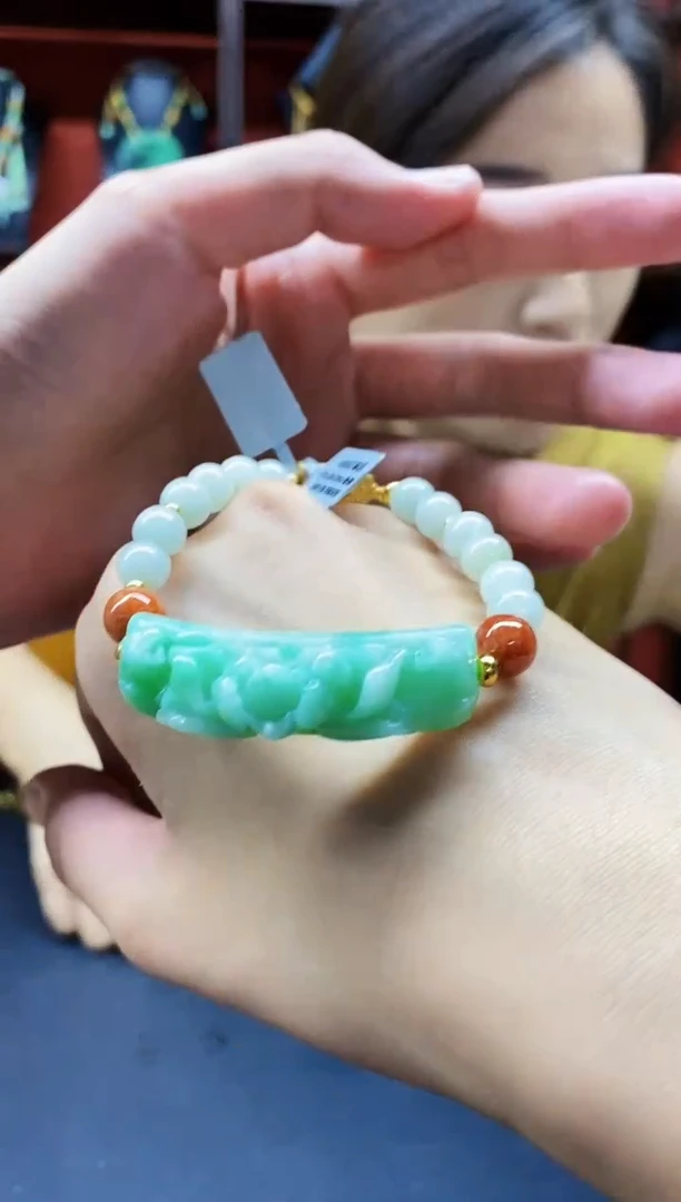 颈饰未镶嵌翡翠手串