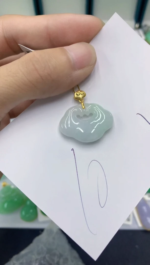 翡翠挂件未镶嵌翡翠