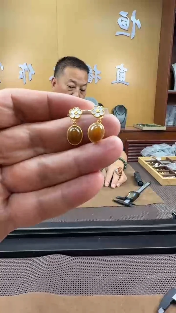 颈饰未镶嵌和田玉耳饰一对