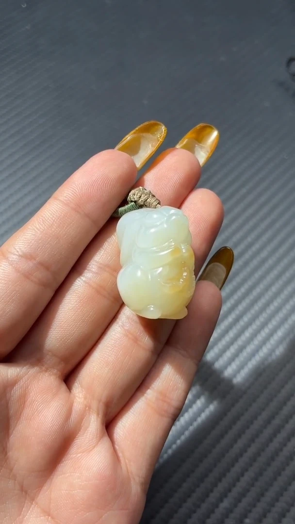 颈饰未镶嵌和田玉且末金山糖白玉兔子吊坠微色差