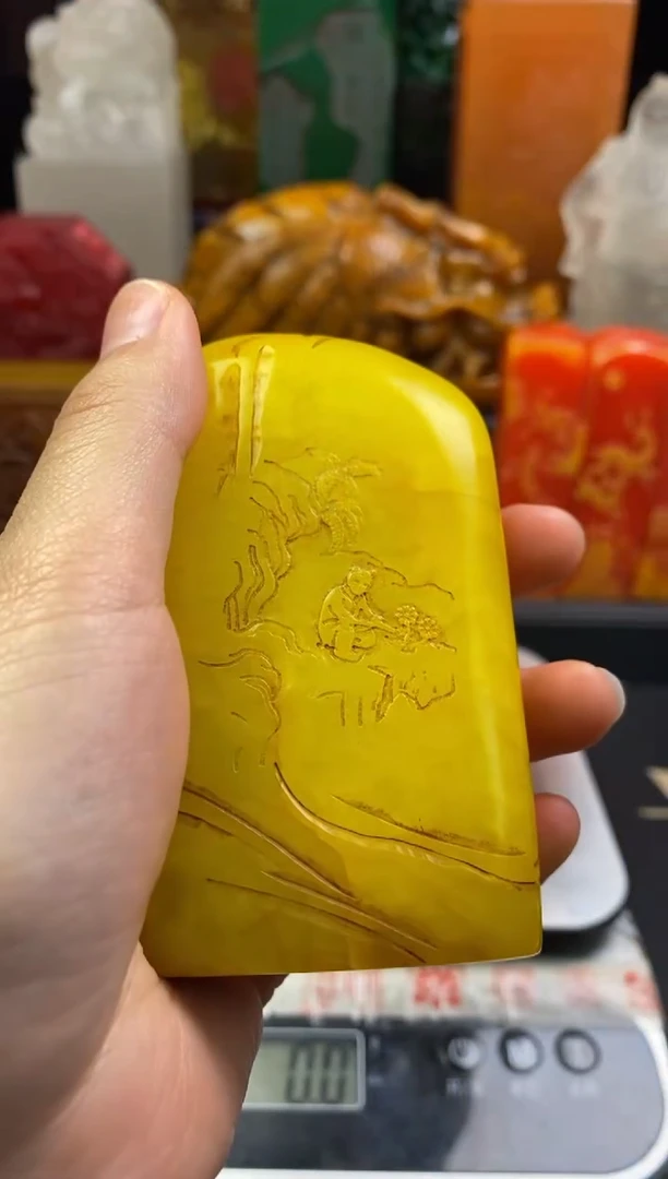 寿山石印石鸡油黄薄意雕随形（居德）