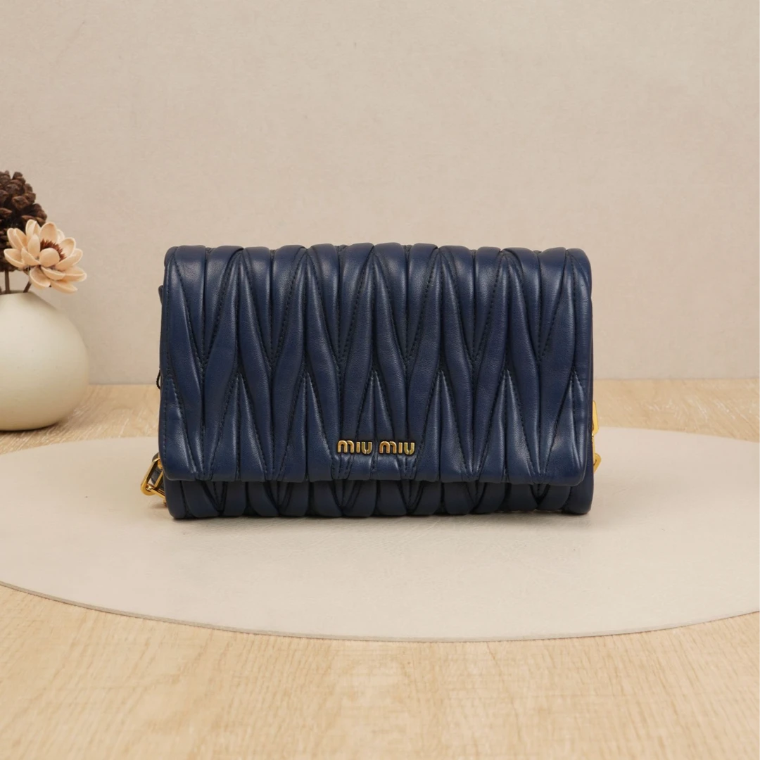 95新 MIU MIU/缪缪  缪缪褶皱斜挎包深蓝色/DS037569