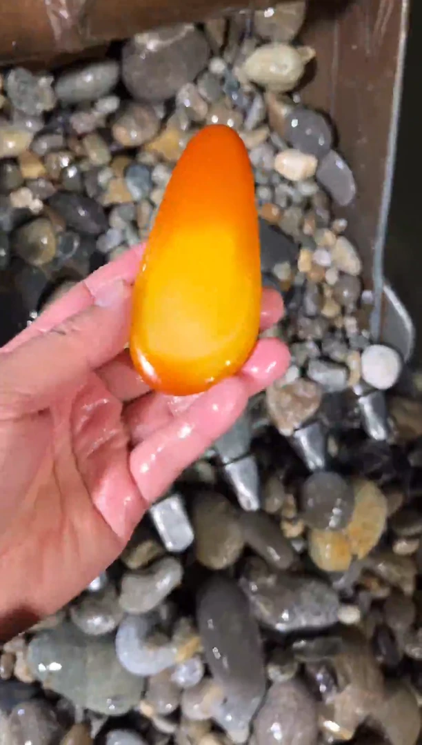 未镶嵌和田玉挂件鸡油黄带白肉