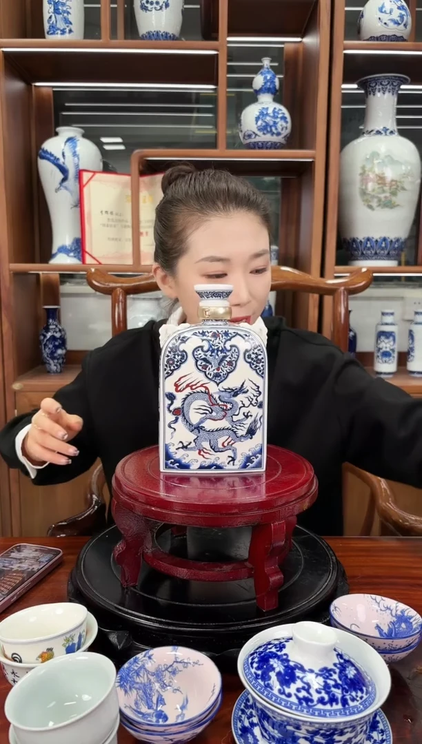 A19景德镇青花釉里红酒壶1只