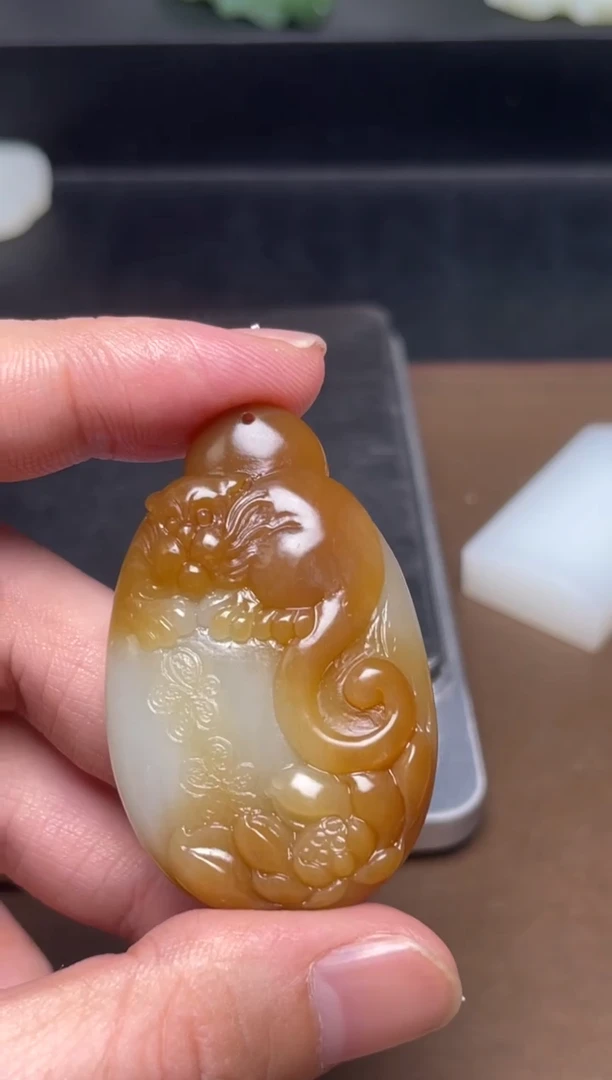 颈饰未镶嵌和田玉龙**一42