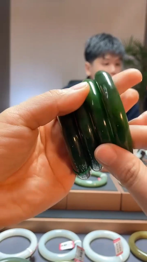 【闪购商品】和田玉手镯未镶嵌碧玉55-59多样性发一