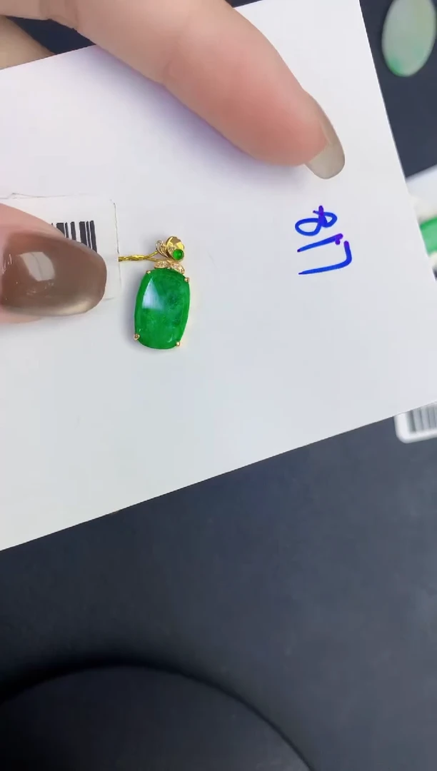 颈饰18K金镶嵌翡翠缅甸天然翡翠A货