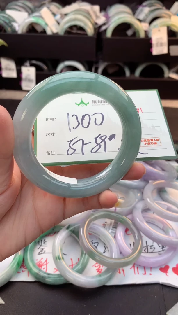 未镶嵌定制翡翠毛货需精细抛光+多人