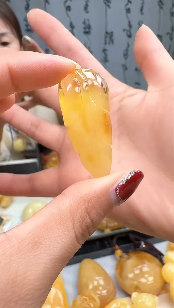 【闪购商品】琥珀裸石未镶嵌挂坠