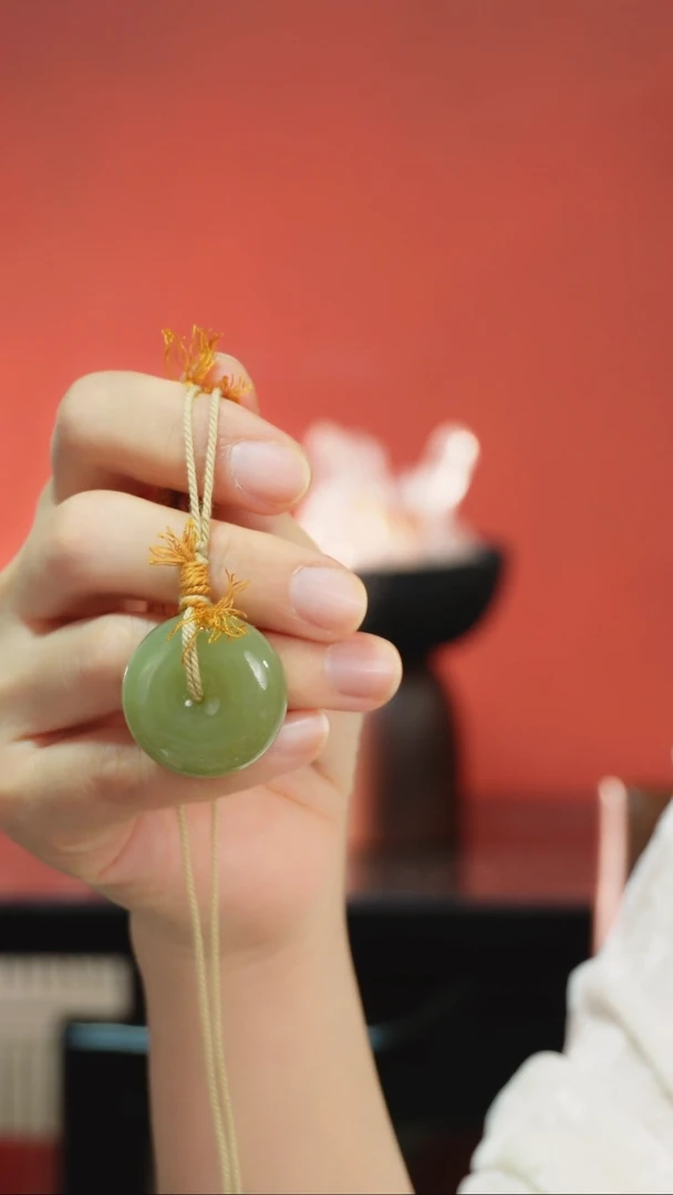 颈饰未镶嵌和田玉吊坠