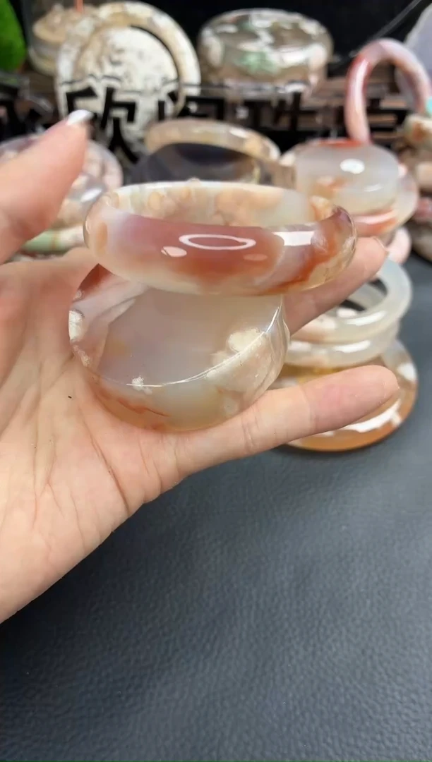 未镶嵌手镯（圆镯）石英质玉54
