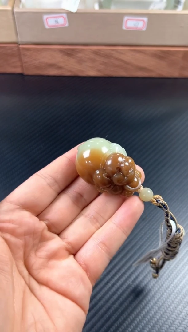 吊坠(赠链)未镶嵌和田玉若羌微色差