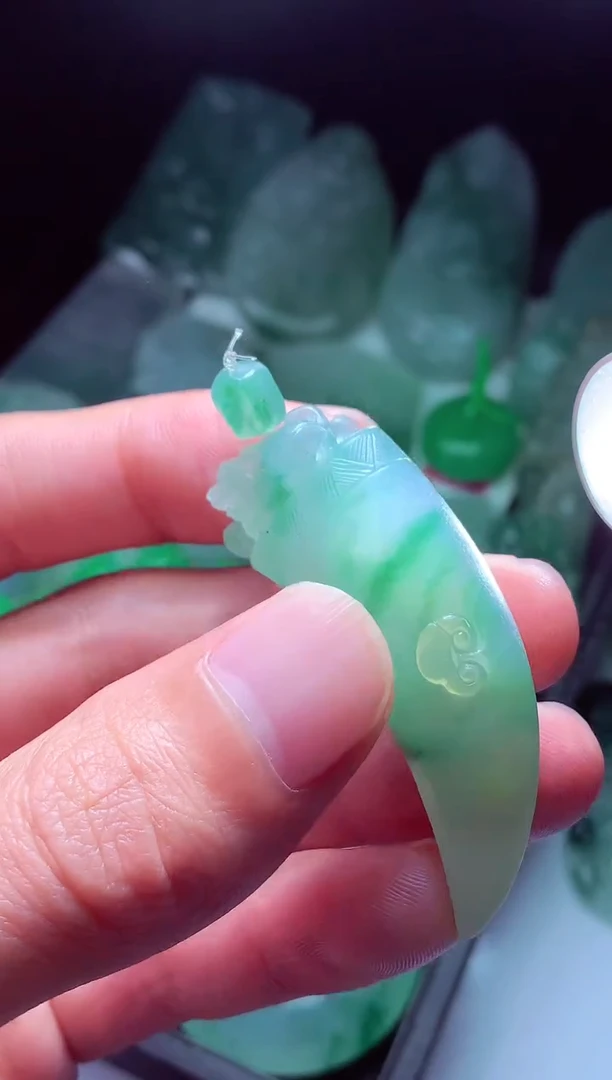 未镶嵌定制翡翠b****?翡翠毛货定制