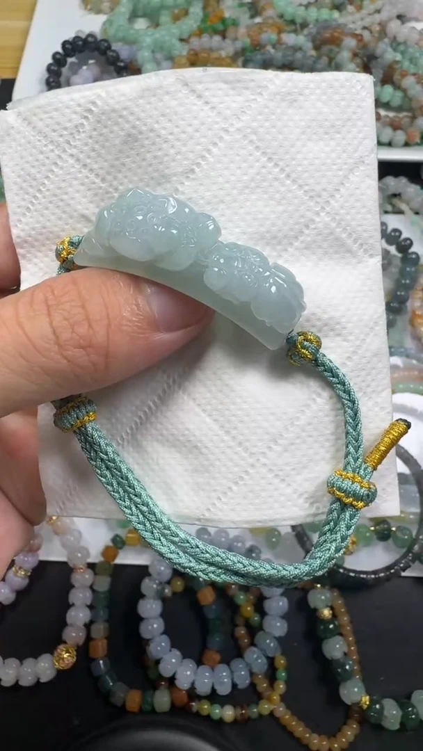 翡翠未镶嵌颈饰小**呜【闪购商品】 天然翡翠