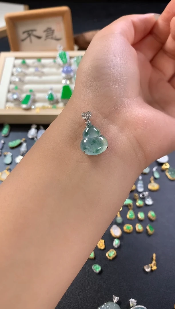 颈饰18K金镶嵌翡翠不****城葫芦
