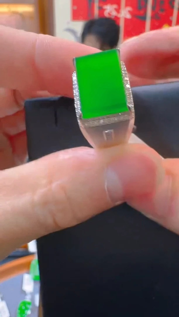 18K金镶嵌戒指翡翠天然A货翡翠