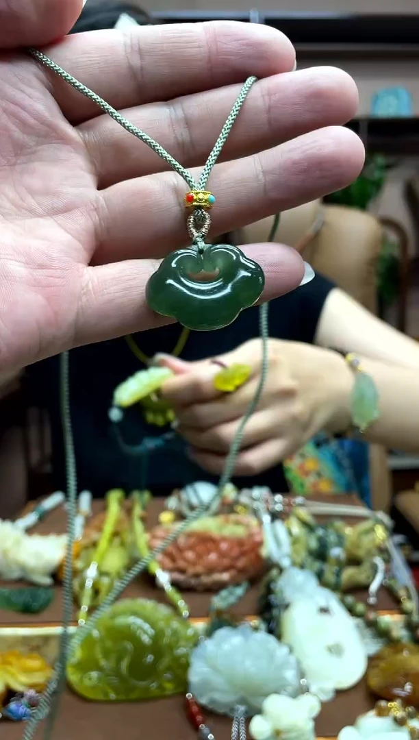 未镶嵌岫玉吊坠·
